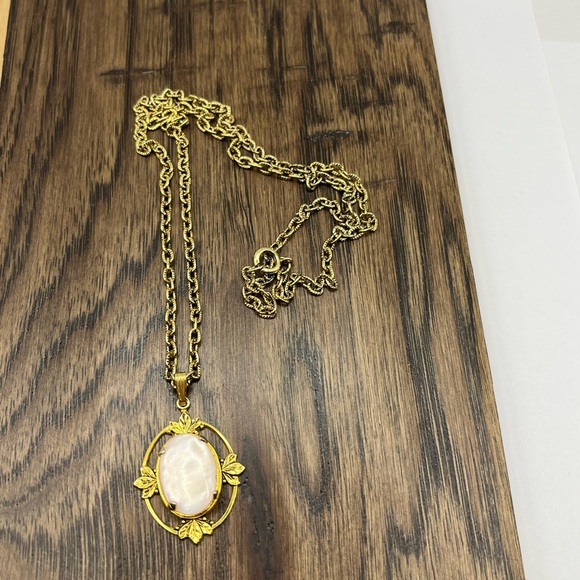 Gold Tone and Light Pink Stone Oval Leaf Pendant Necklace Vintage - Picture 7 of 16